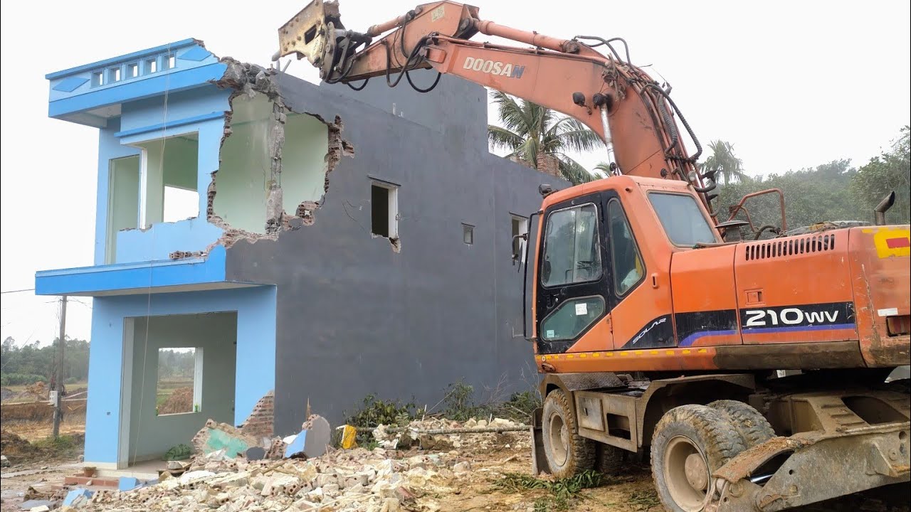 máy xúc đục phá nhà kiên cố tiền tỷ p1