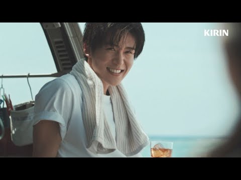 Snow Man目黒蓮、海辺で濡れた髪をぬぐい笑い転げる…新CMで見せる“夏の午後”　撮影合間にはカニやヤドカリを探す無邪気さも