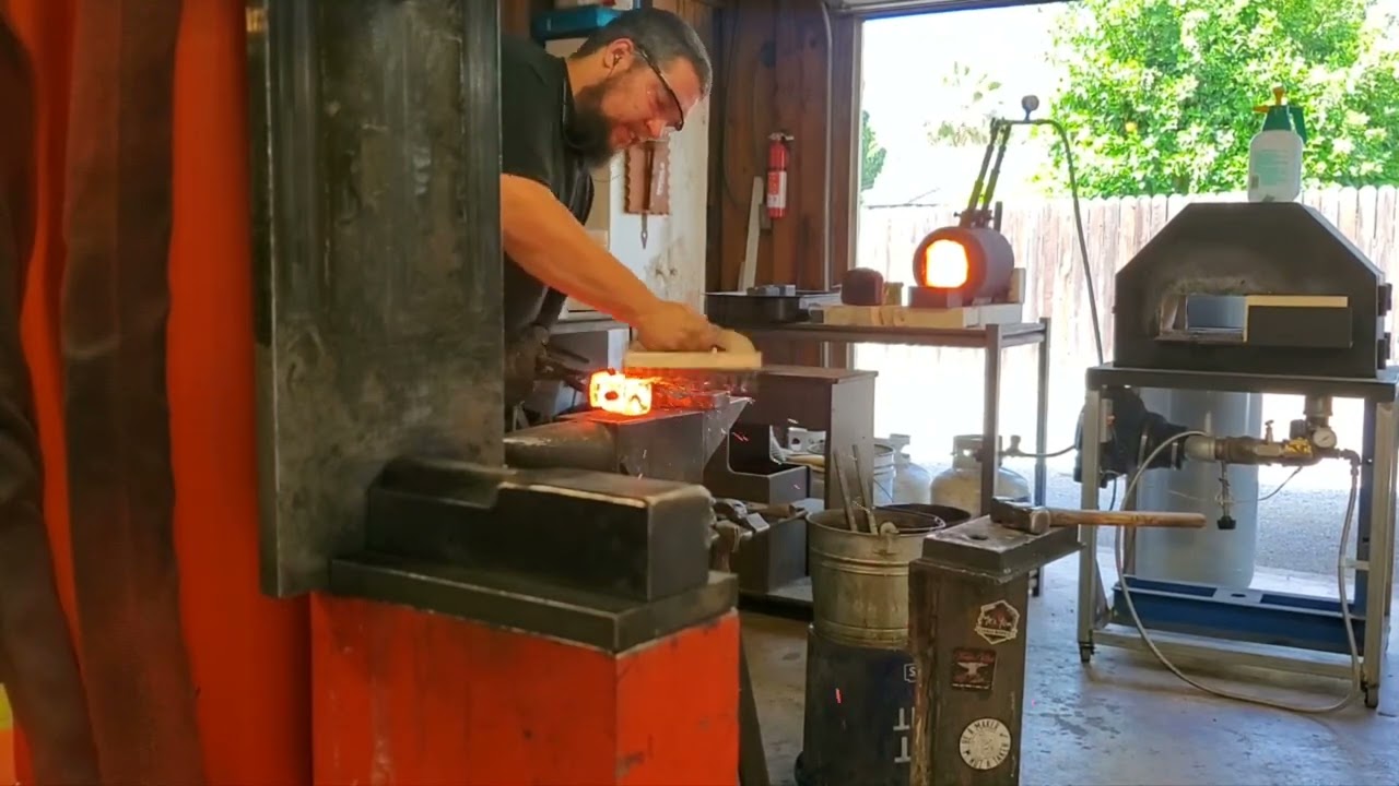 Forging a 3.5lb blacksmith rounding hammer