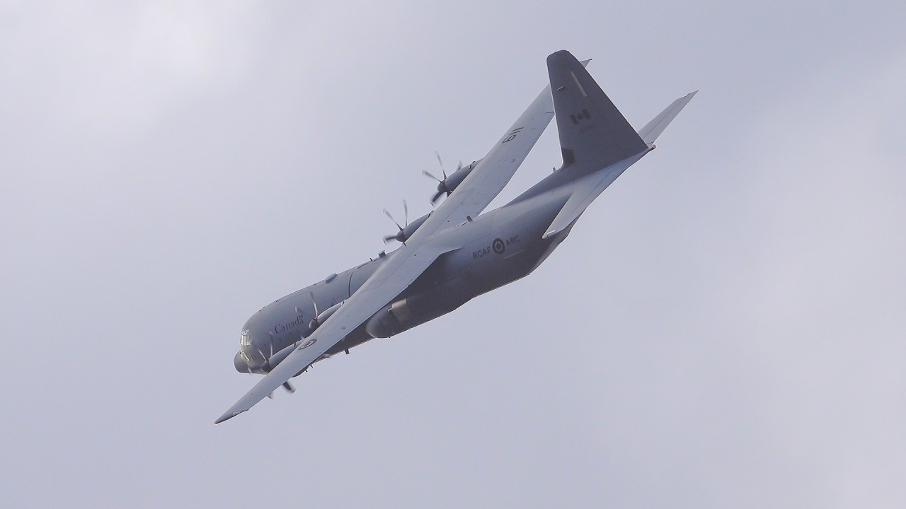 [4K] RUN AND BREAK LANDING by Royal Canadian Air Force (RCAF) C130J at ...