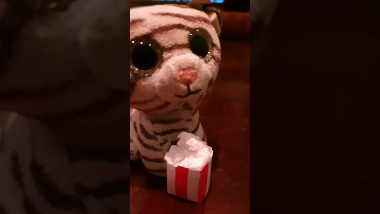 Join Bubbles and Gummy as they go to the cinema and enjoy a movie.