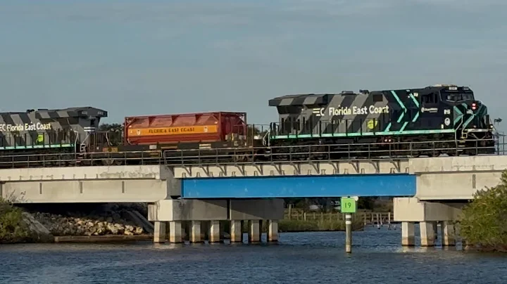 FEC TRAIN 105 @ 4:18pm 12-21-25 