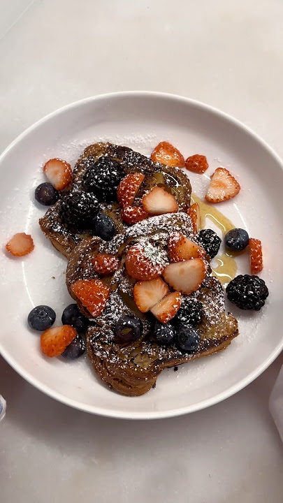 Croissant french toast 🥐🍓 #breakfast #asmr #satisfying #frenchtoast #yum #thatgirl #breakfastideas