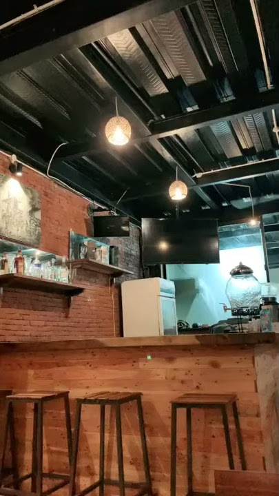 status wa instastory halu lagi di cafe