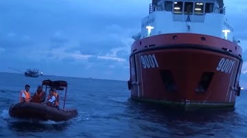 Tin tức 24h: Tàu Cảnh sát biển 9001 cấp cứu ngư dân bị nạn trên biển