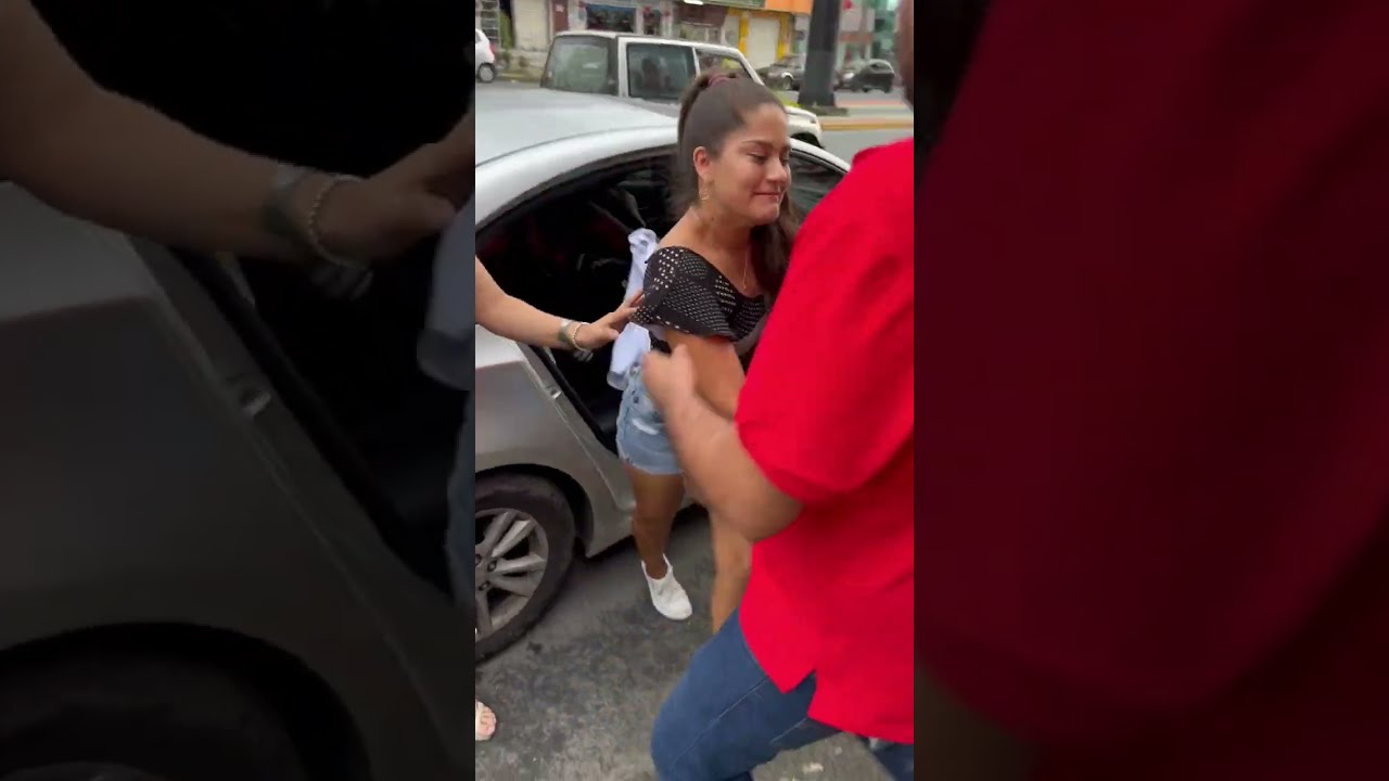 Millonaria regala dinero a chico, por un minuto en el paraiso con su novia