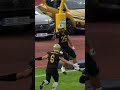 Petr Plaček cestou do endzóny odmítl několik tacklů a na zem ho dokázal strhnout až jeho spoluhráč.🏈