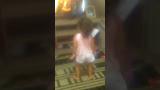 Menina De 2 Anos Arraza Dançando Funk