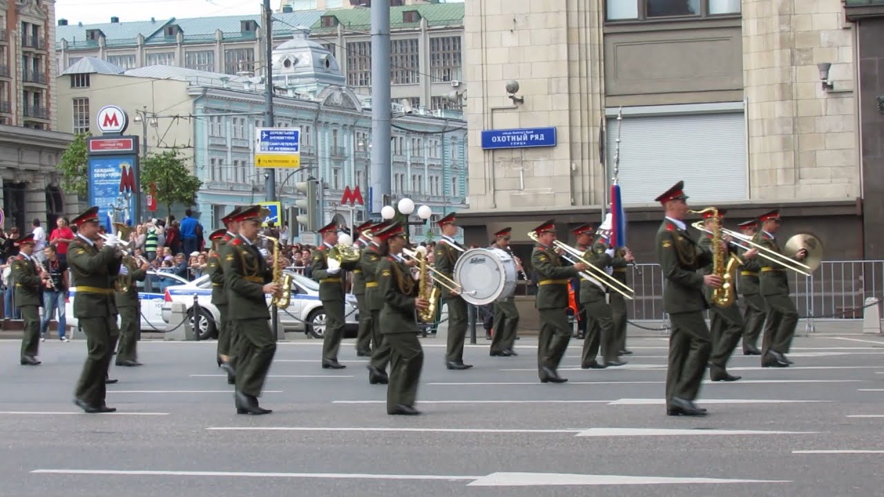 Парад оркестров. Оркестр на параде панорама Ростов. У оркестра на параде что за подковы.
