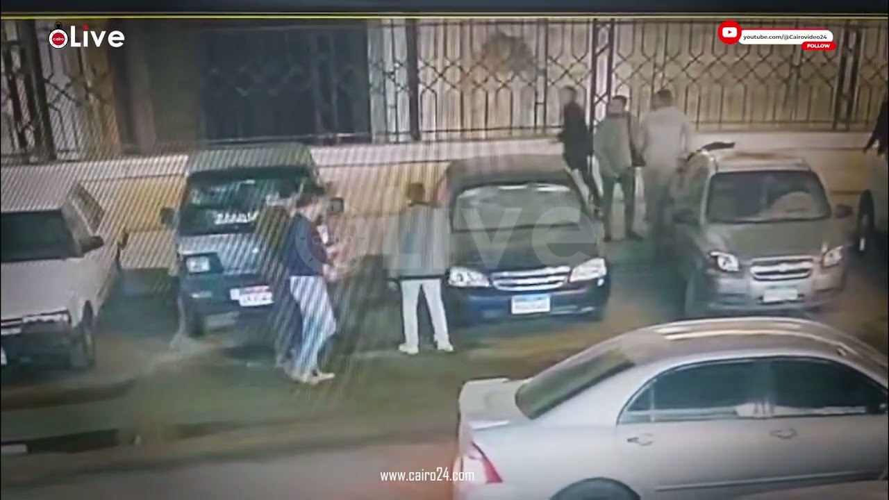 بسبب خلافات انتخابية   لحظة اعتداء عضو مجلس نقابة المحامين وآخرين على محامٍ بالقاهرة