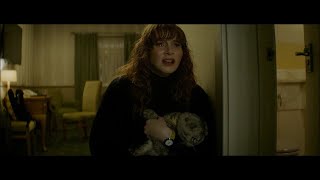 Argylle: Elly run away from the hotel with Alfie (Sam Rockwell and Bryce Dallas Howard)