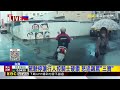 駕駛停讓行人控騎士硬鑽 怒追飆罵「三寶」@newsebc