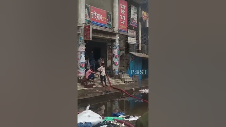 ৩য়, ৪র্থ ও ৫ম তলা থেকে নিচে একের পর এক ফেলা হচ্ছে বস্তা