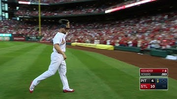 PIT@STL: Holliday trots to outfield, gets ovation