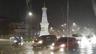 Suara Hujan di Tugu Jogja