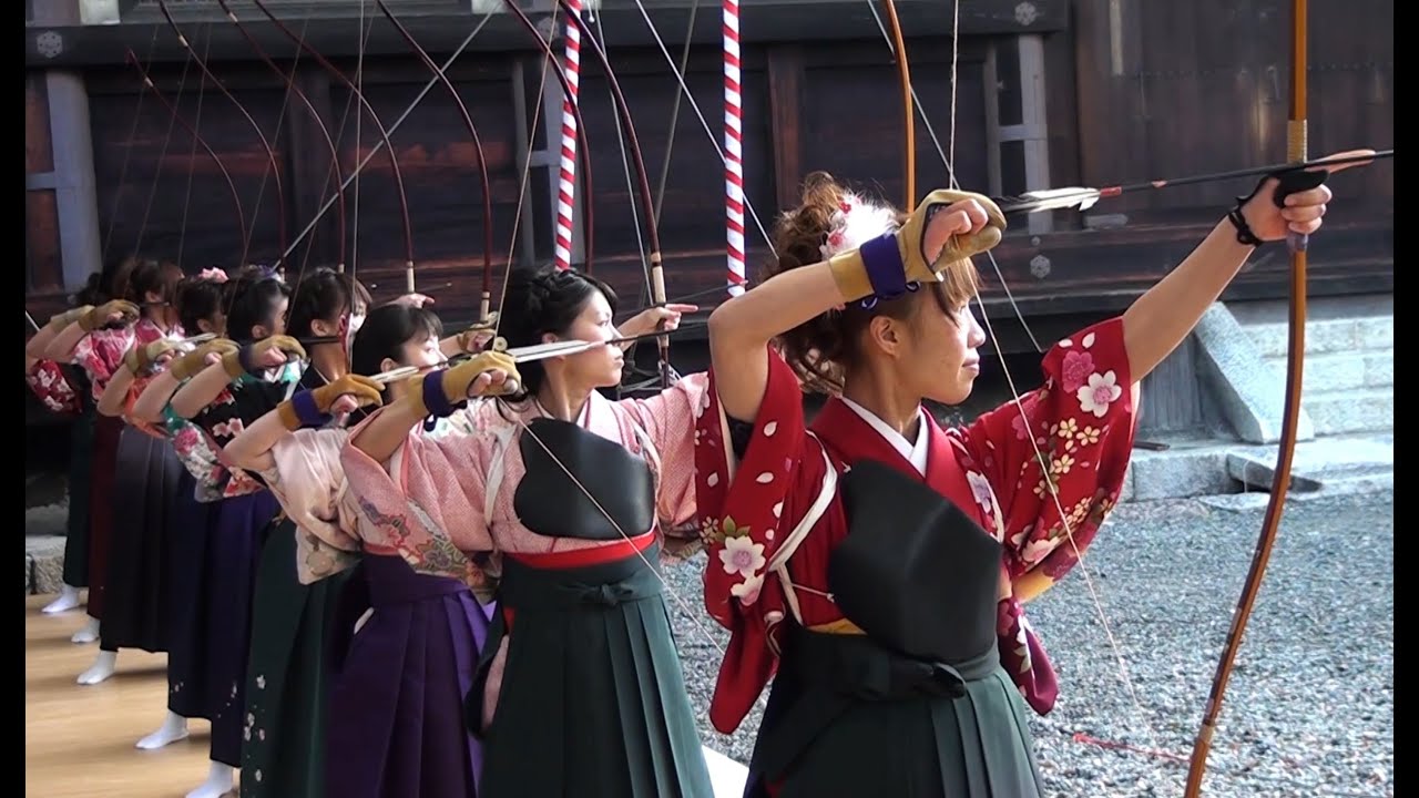 京都・「三十三間堂の通し矢」小正月の風物詩 - YouTube