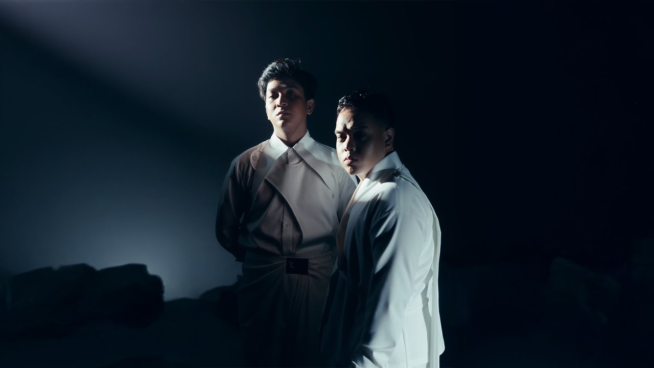 Guarda Daun Jatuh - Dewi (Official Video) su YouTube Guarda Daun Jatuh - Dewi (Official Video) su YouTube