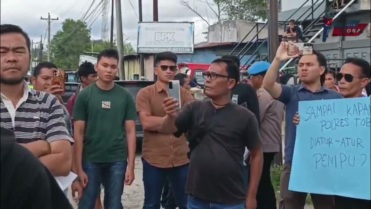 AKSI UNJUK RASA DI MAPOLRES TOBA TUNTUT PENCOPOTAN KAPOLRES DAN KASAT RESKRIM