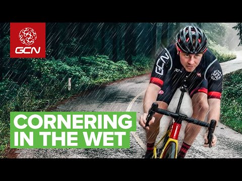 Vídeo: Como pedalar na chuva: guia de ciclismo em clima úmido