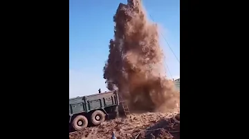 شاهد ماذا فعل هذا الحفار مع بئر ماء قوي يصل إلى أكثر من 30 متر 