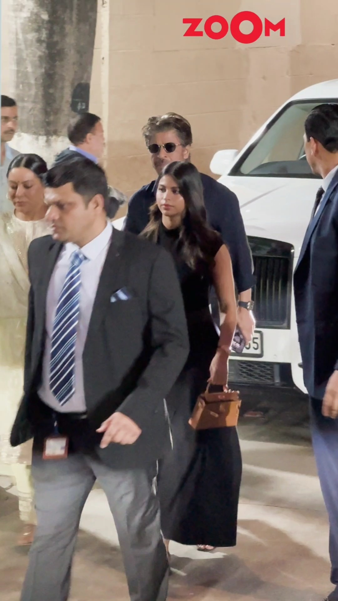 Shah Rukh Khan, Gauri, and Suhana make a GRAND entry for AbRam's school event ?? #shorts