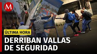 Normalistas tiran vallas que blindaban las instalaciones de la Segob