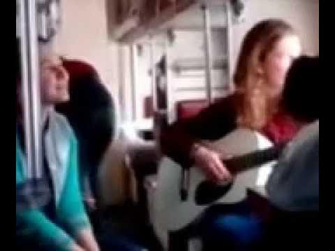 банкет в электричке. поющий вагон. студенты    поют   в  трамвае. поющий вагон. поезд фото.