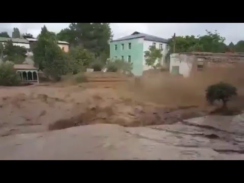 Сель в городе Пенджикенте, Таджикистан