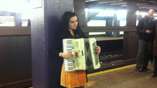 Beautiful accordion girl Melissa Elledge plays Amélie by request chords