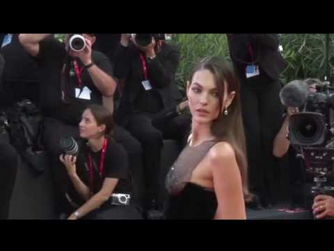 Video Sul red carpet di Venezia Kendall e Vittoria Ceretti per Malkovich