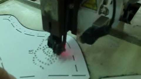 Gemfix automatic machine to apply nailheads with prong.