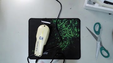 Trên tay tông đơ cắt tóc có dây chaoba 808 vàng