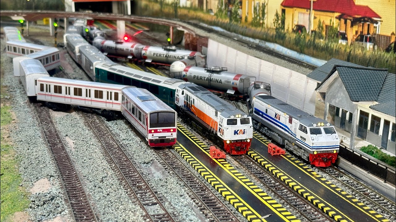 Kereta api CC204 Gerbong Pertamina menghantam Pagar pembatas Stasiun saat keluar dari Depo Lokomotif