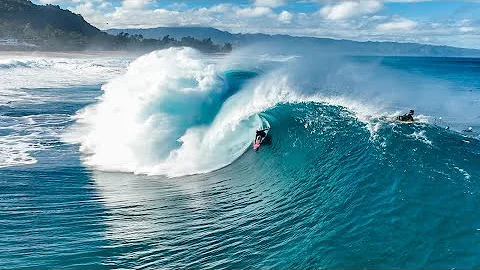 HEAVY SWELL SLAMS THE NORTH SHORE BEFORE THE PIPE ...