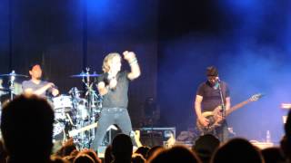 Crowd sings Happy Birthday to Rick Springfield