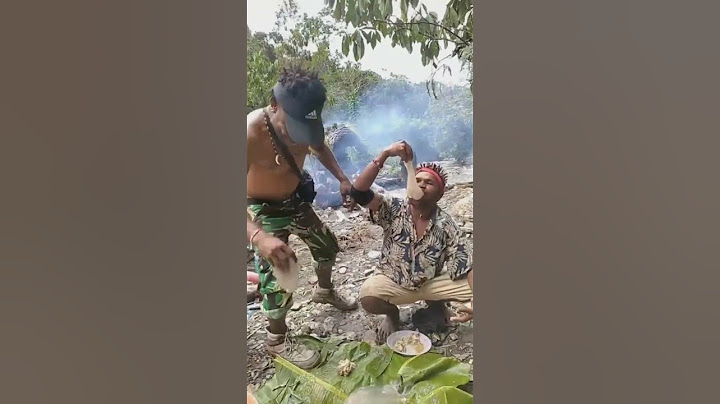 orang Papua makan papeda #papua #mop