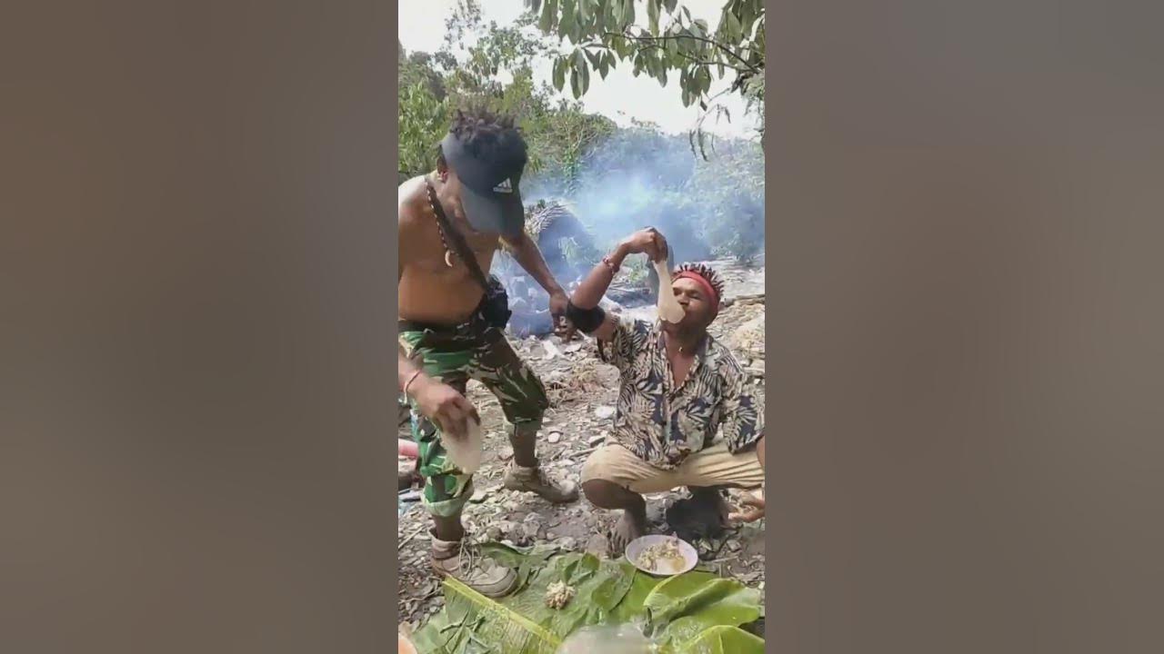 orang Papua makan papeda #papua #mop