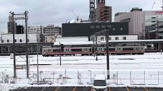 秋田駅を発車する701系　羽後本荘行き