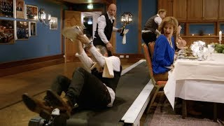 The waiters run on the conveyor belt - it's going wrong (Senkveld's winter games)