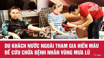 Du khách nước ngoài tham gia hiến máu để cứu chữa bệnh nhân vùng mưa lũ | VTV24