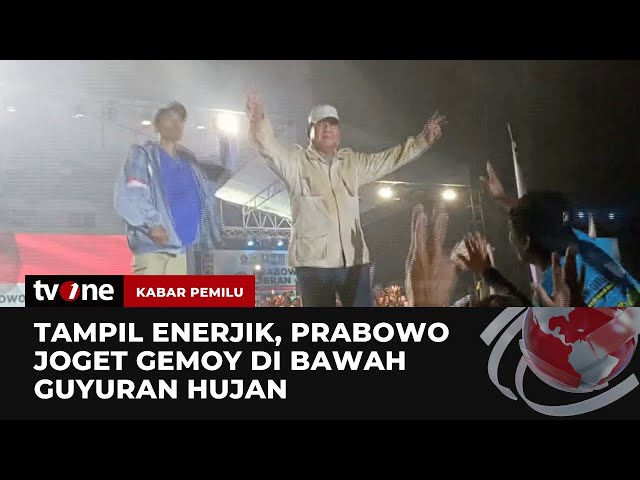 Prabowo Joget Gemoy di Bawah Guyuran Hujan Usai Pidato di Kampanye Akbar | Kabar Pemilu tvOne class=