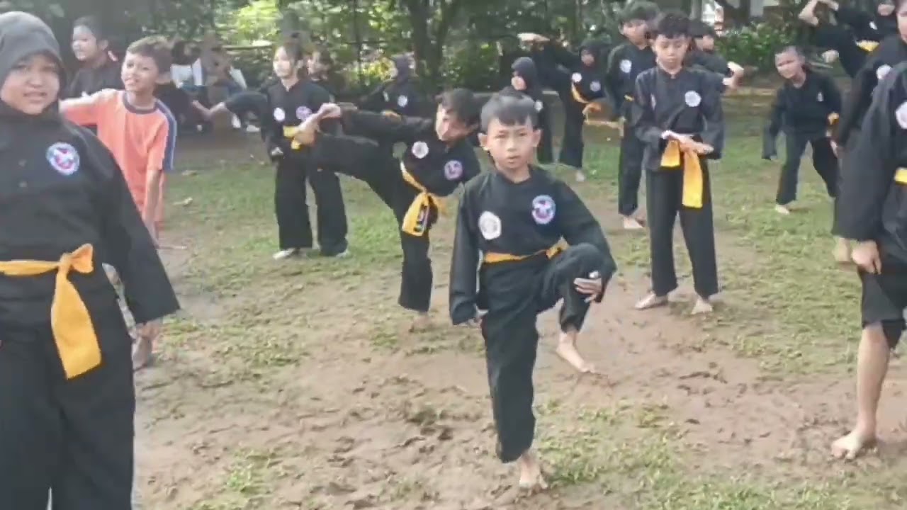 Perguruan Silat Rajawali Latgab dan Cucurak di Taman Heulang