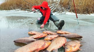 УШЁЛ ОТ ТОЛПЫ И НАЛОВИЛ КАРАСЕЙ ЛАПТЕЙ! Последний ЛЁД РАЗДАЁТ! Зимняя рыбалка 2023