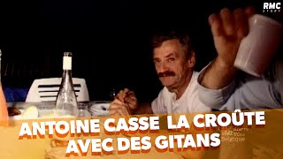 Antoine casse la croûte avec des gitans