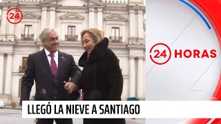 Así jugaron bajo la nieve el Presidente Piñera y Cecilia Morel frente a La Moneda | 24 Horas TVN
