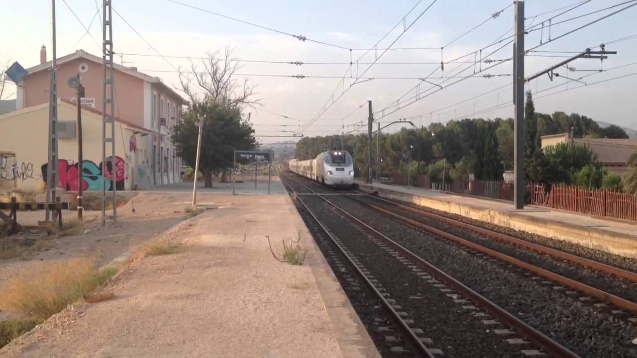 Tren Alvia S-130 pasando por la estación de Monóvar-Pinoso.
