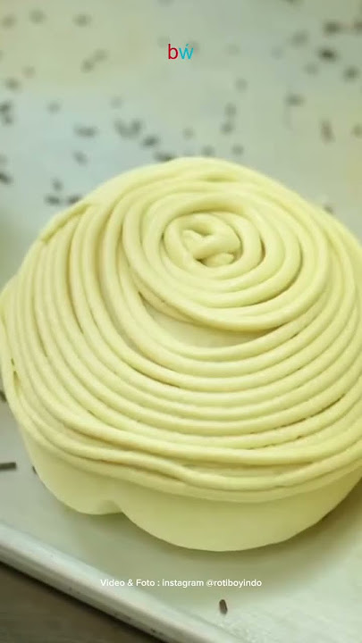 Perbedaan Roti Boy VS Roti O. Kamu lebih suka coffee bun di toko roti yang mana? ☕️