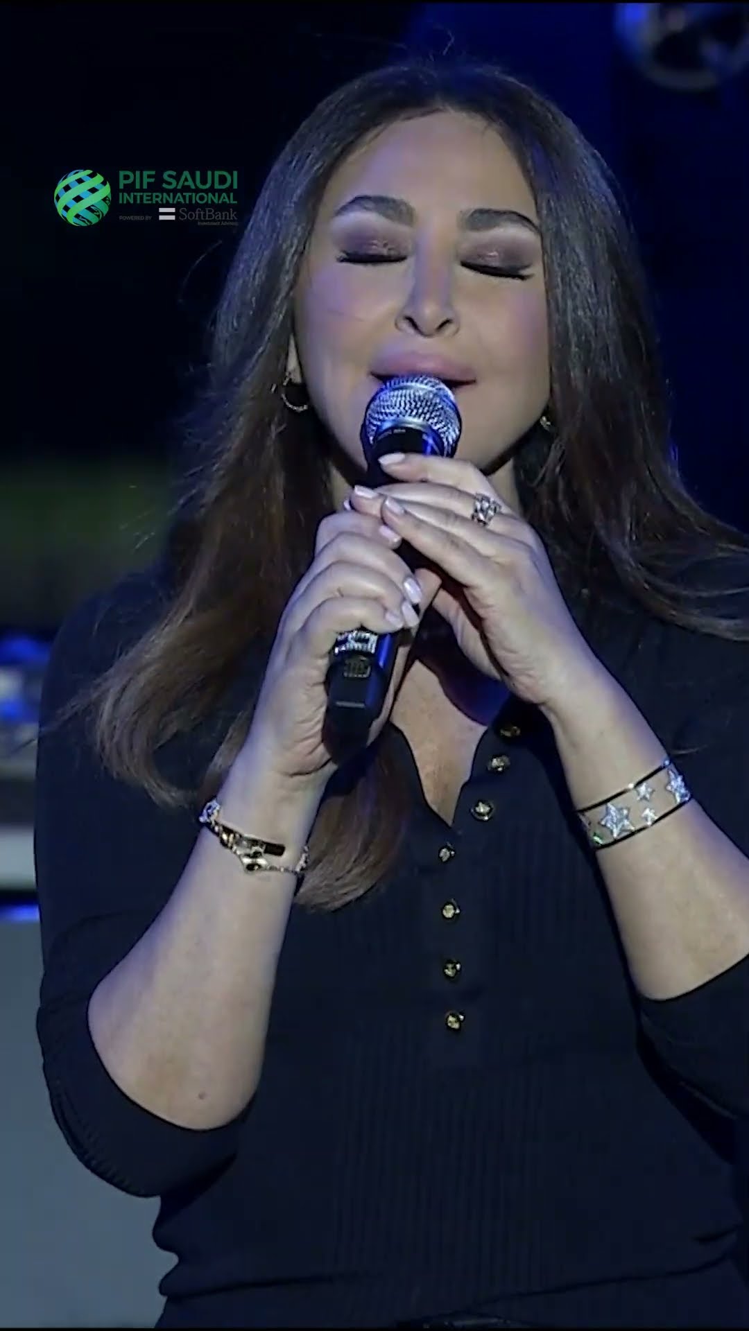 إليسا تحبس دموعها في أغنية حبك مثل بيروت