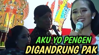 Elisha Iri Nyawang Oriza Di Gandrung Pak Seno - Pak Seno Ogah Gandrung Elisha