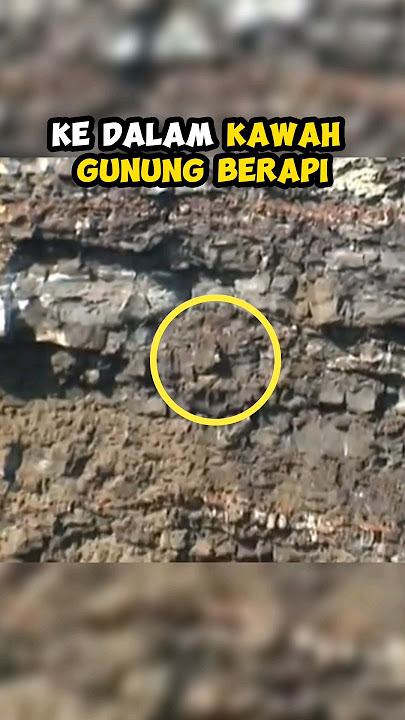 Sekelompok Pemuda Melempar Batu Ke Kawah Gunung #shorts